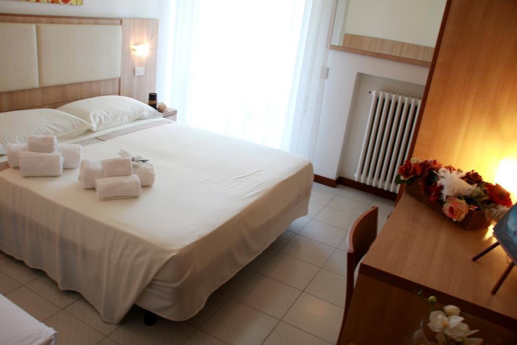 Hotel Astrid Cervia Habitación foto